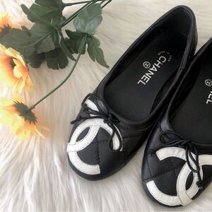 Fashion flats/Ballet shoes/Black upper leather with large white cc accent